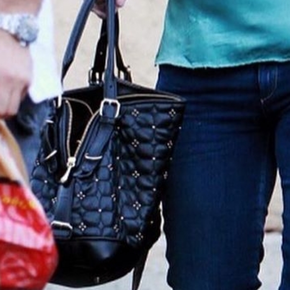 DO NOT BUY: ISO. Does anyone know what bag this is or who makes it?